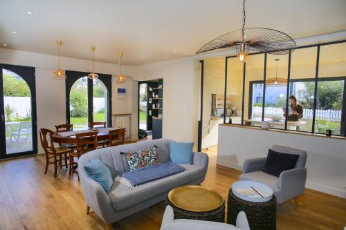 un salon avec un canapé et une table dans l'établissement -TY AR MOR- Belle maison corniche a 150m de la mer, à Concarneau