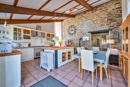 西卢港Old Farmhouse Listing的厨房兼餐厅，配有桌椅