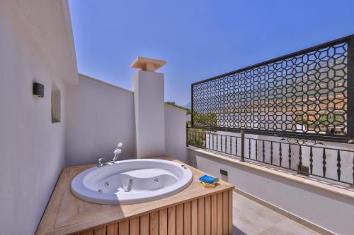 bagno con lavandino e balcone di Hotel Pastel Kaş a Kaş