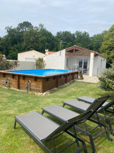 Swimmingpoolen hos eller tæt på Jolie petite maison rénovée piscine