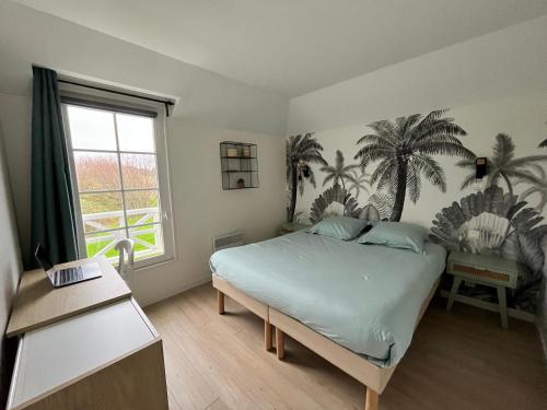 - une chambre avec un lit orné d'une fresque murale de palmiers dans l'établissement Maison 6 personnes - Piscines, Tennis, Golf & Plage, à Talmont-Saint-Hilaire