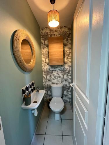une salle de bain avec toilettes et lavabo dans l'établissement Maison 6 personnes - Piscines, Tennis, Golf & Plage, à Talmont-Saint-Hilaire