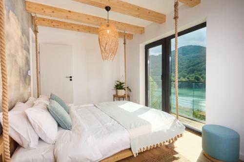 En eller flere senger på et rom på Utopia Lake View