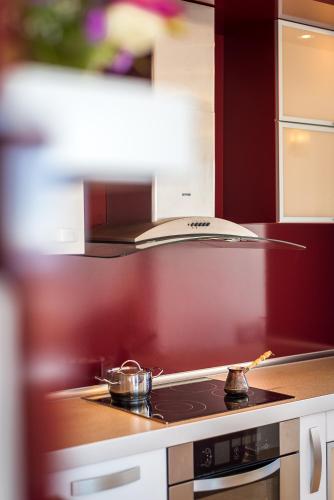 Una cocina o zona de cocina en Apartments Sunny Family