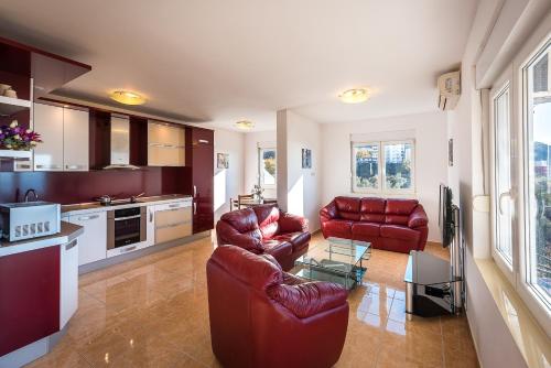 Una cocina o zona de cocina en Apartments Sunny Family