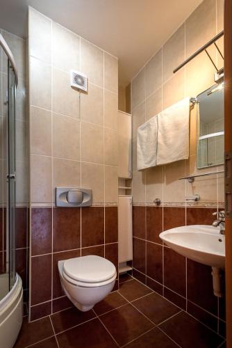 un baño con inodoro y lavabo en Apartments Sunny Family, en Bečići