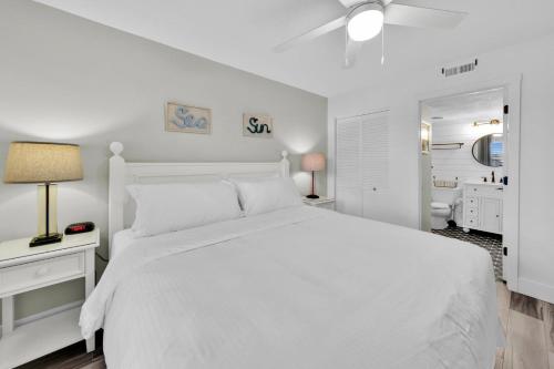 una camera bianca con letto bianco e bagno di Beautiful Updated Pelican Beach Unit!!! a Destin