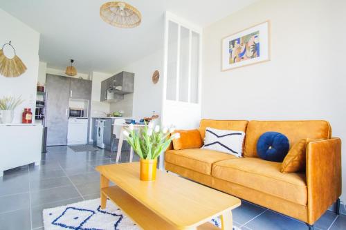 un salon avec un canapé et une table dans l'établissement -YSA- VUE MER - parc de la thalasso avec piscine, à Concarneau