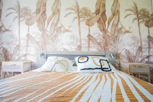 - une chambre avec un lit recouvert de palmiers dans l'établissement -YSA- VUE MER - parc de la thalasso avec piscine, à Concarneau