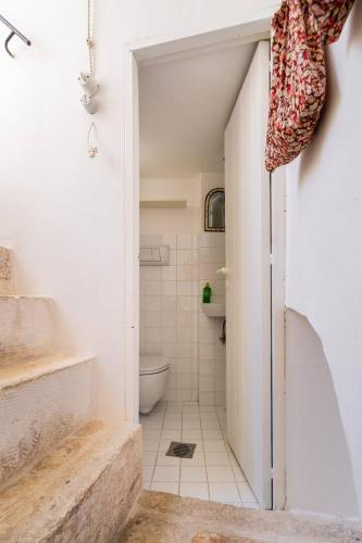 a white bathroom with a toilet and a shower at Casa Vacanze Cattedrale in Ostuni