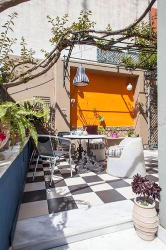 Living like in a cottage in the center of Athens