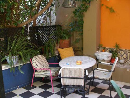 Living like in a cottage in the center of Athens