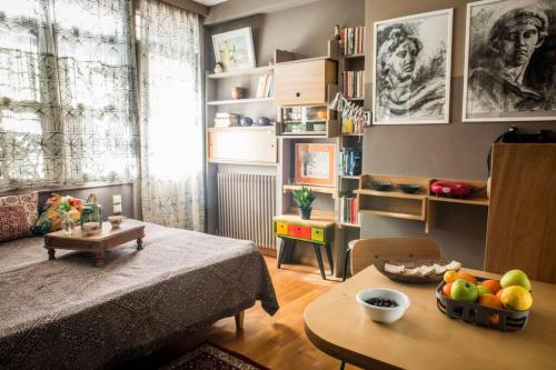 Living like in a cottage in the center of Athens