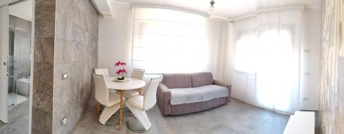 a living room with a chair and a table in a room at HappyKids bb Venice in Campalto