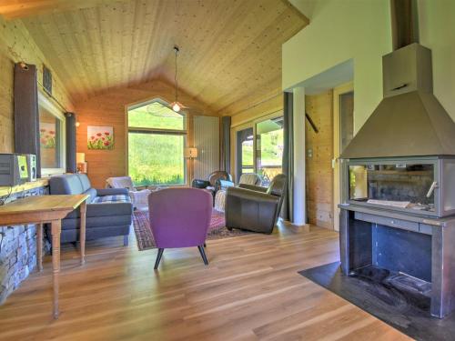 - un salon décloisonné avec une cheminée et un canapé dans l'établissement Chalet spacieux à quelques pas du centre et des pistes de Morzine, avec cheminée et terrasse. - FR-1-524-18, à Morzine