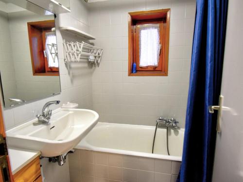 une salle de bain avec un lavabo et une baignoire dans l'établissement Bel appartement rénové proche centre de Morzine avec parking - FR-1-524-57, à Morzine