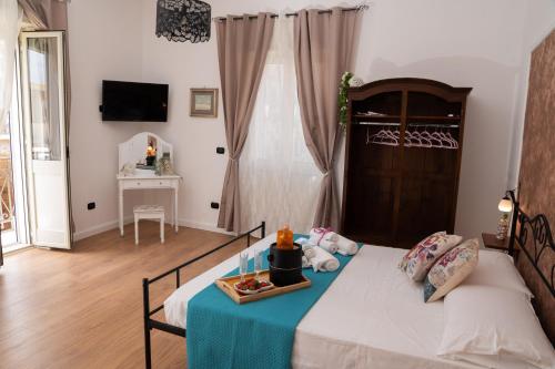 Un dormitorio con una cama con una bandeja de comida encima. en Il Varco Antico, en Brindisi