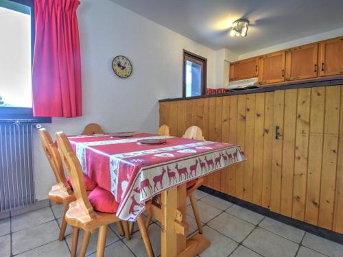 - une cuisine avec une table et une nappe dans l'établissement Appartement au centre avec balcon, parking et forfaits ski avantageux - FR-1-524-110, à Morzine