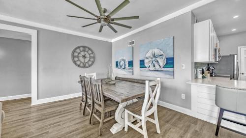 Foto dalla galleria di Completely Renovated Luxury 3 Bedroom Beach Front Condo in Destin! a Destin