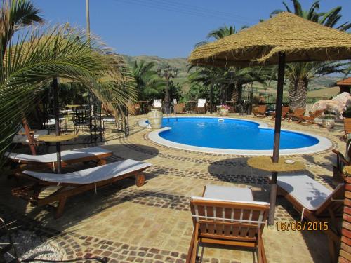 The swimming pool at or close to Agriturismo Reggia Saracena