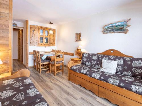 un salon avec un canapé et une table dans l'établissement Charmant appartement 2P avec balcon, WiFi et casier à skis à Avoriaz - FR-1-314-128, à Avoriaz