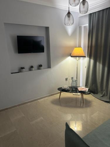 Peraiarooms suitesにあるテレビまたはエンターテインメントセンター