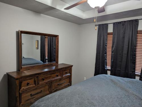 Un dormitorio con una cómoda con un espejo encima. en The Harrisburg Hideaway, en Harrisburg