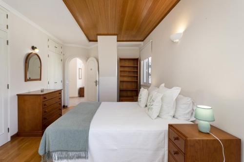 En eller flere senge i et værelse på Vila Caraibas - Vilamoura - by HDproperties