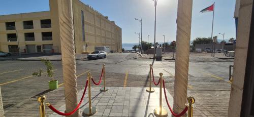una vista di un parcheggio con corda rossa di العاصم للشقق الفندقية ALASEM HOTEL APARTMENTS ad Aqaba