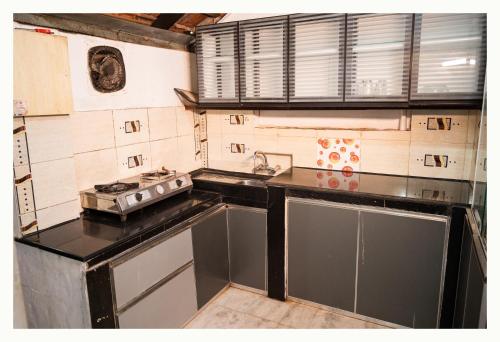 y cocina con fregadero y fogones. en HAPPY HOMES, en Mangalore