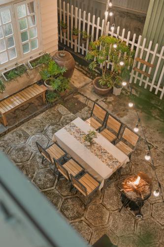 an overhead view of a patio with a table and chairs at Oliu Home Đà Lạt in Xuan An