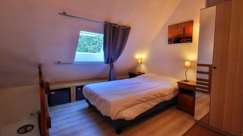 une petite chambre avec un lit et une fenêtre dans l'établissement Le chalet de Luz avec terrasse & vue sur la vallée, à Luz-Saint-Sauveur