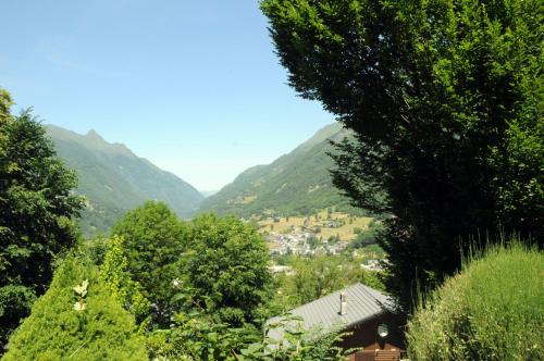 une vue d'une vallée avec des montagnes en arrière-plan dans l'établissement Le chalet de Luz avec terrasse & vue sur la vallée, à Luz-Saint-Sauveur