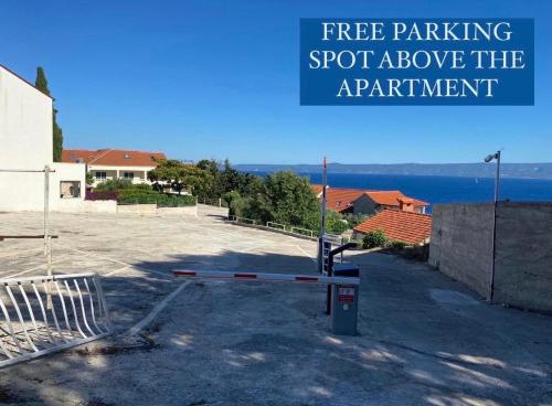 a sign that says free parking spot above the apartment at Penthouse Vanja in Bol