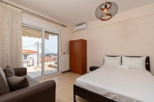 Katil atau katil-katil dalam bilik di SithoniaRS 2nd Floor Center Apartment with amazing Seaview