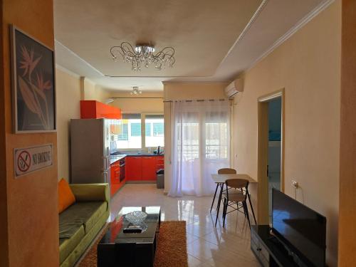 ein Wohnzimmer mit einem Sofa und einem Tisch sowie eine Küche in der Unterkunft Wonderful Sea View Apartment Qerret in Golem