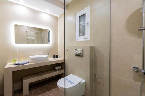 Bilik mandi di SithoniaRS 2nd Floor Center Apartment with amazing Seaview