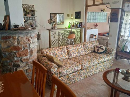 Zona d'estar a Alonaki Seafront Cottage