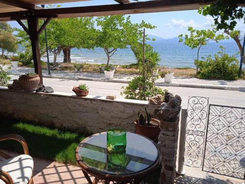Alonaki Seafront Cottage
