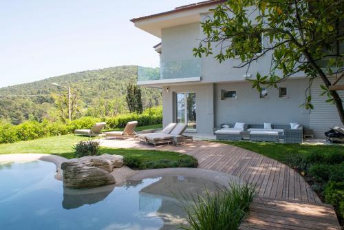 a house with a swimming pool in the yard at Le Relais du Lierre in Poggio