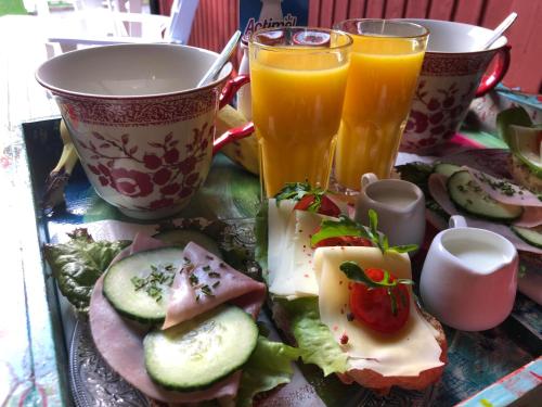 Afbeelding uit fotogalerij van Minihus med stor trädgårdstomt nära golf och hav in Trosa