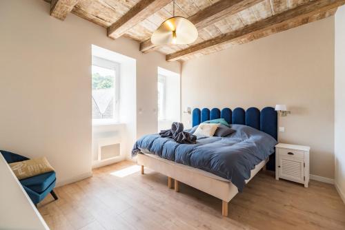 a bedroom with a blue bed and a blue chair at Charmante maison neuve avec terrasse Port du Legue in Plérin