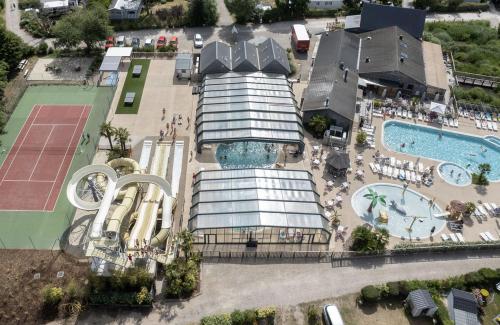 - une vue de tête sur un complexe avec une piscine dans l'établissement Hôtel-Spa Domaine de Diane, à Quend