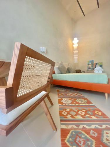 泰爾莫利的住宿－FUTURA ROOM&RELAX，一间设有床、长凳和地毯的房间