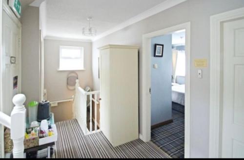 un corridoio con porta che conduce a una camera da letto di Almara House a Galway