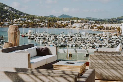 un soggiorno con vista su un porto turistico di Aguas de Ibiza Grand Luxe Hotel - Small Luxury Hotel of the World a Santa Eularia des Riu