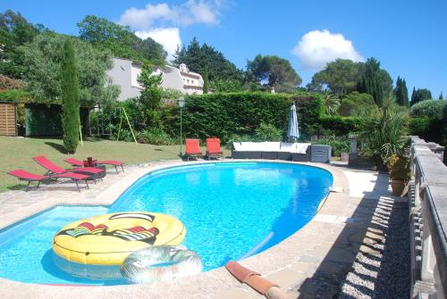 - une piscine avec un radeau gonflable dans l'établissement L'Orangeraie, à Mougins