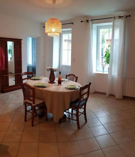 une salle à manger avec une table et quatre chaises dans l'établissement Gîte à Saint André des Eaux, à Saint-André-des-Eaux