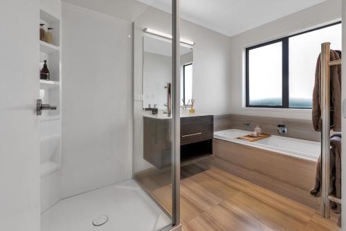 Ένα μπάνιο στο The Leading Light - One Tree Point Holiday Home
