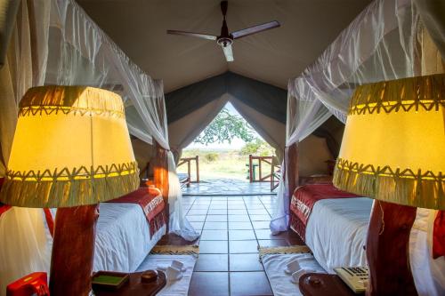 sypialnia z 2 łóżkami w namiocie w obiekcie Mbuzi Mawe Serena Camp w mieście Serengeti